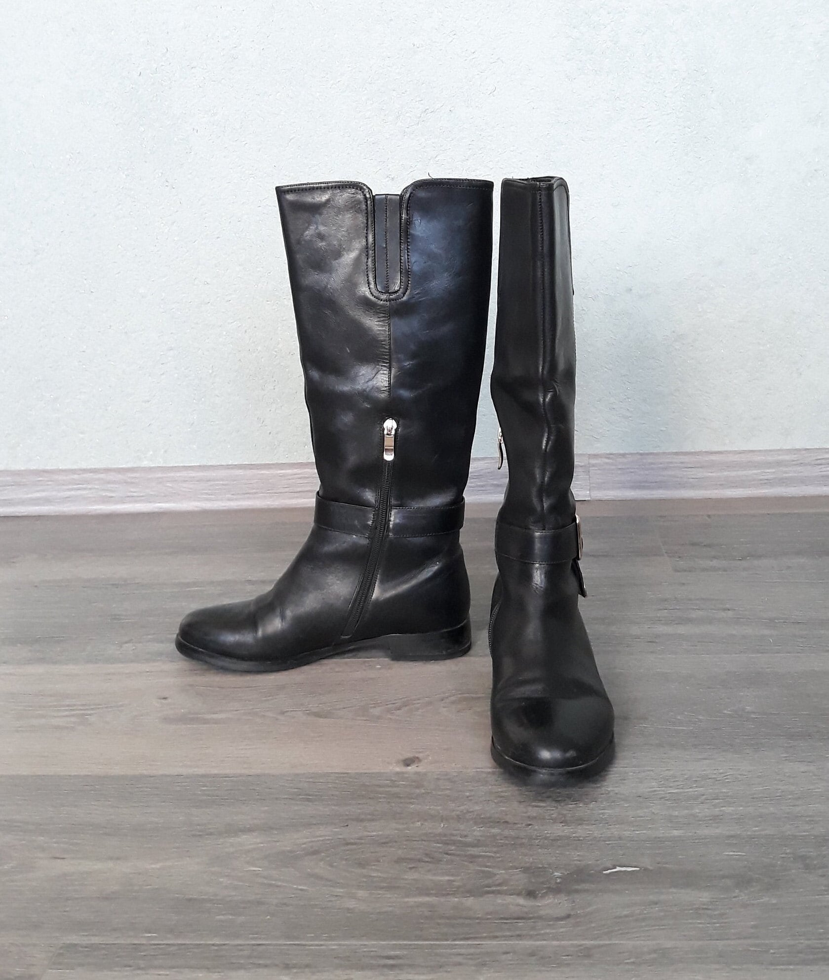 Vintage Schwarze Leder Hohe Stiefel Niedrige Absätze Winter Frauen 38 Eu Größe Mandel Zehenstiefel von SandyVintageBoutique