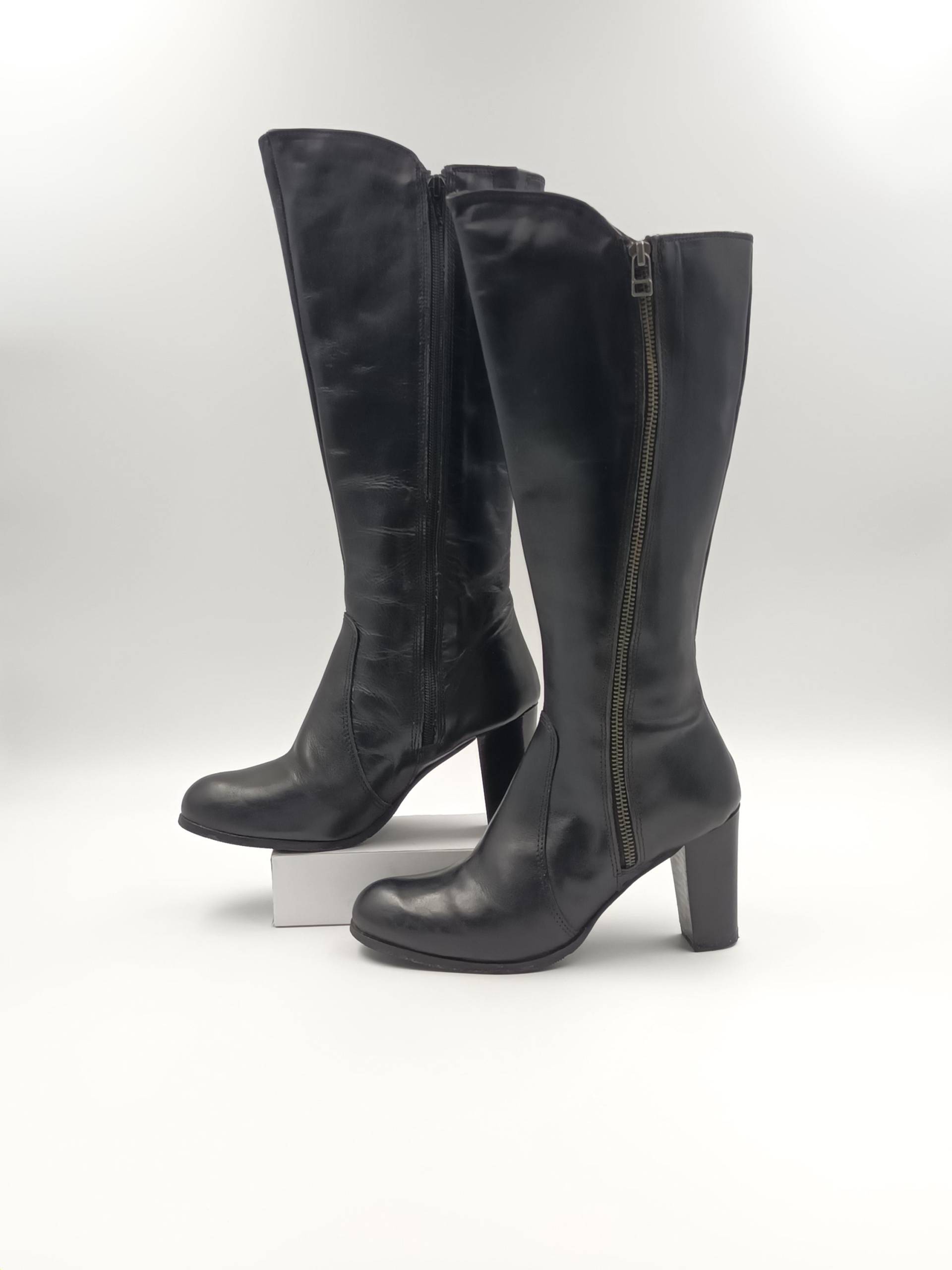 Vintage Schwarze Leder Kniehohe Stiefel Almond Toe Block Heels, Eu 38/Us 7 Vintage Schwarze Leder Kniehohe Stiefel Almond Toe Block Heels, Eu 38/Us 7 von SandyVintageBoutique