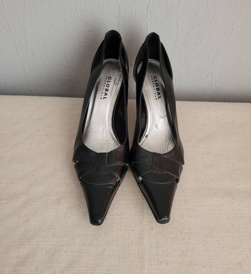 Vintage Schwarze Leder Stiletto Heels - Spitze Kappe Pumps Größe 6, 5 Us von SandyVintageBoutique