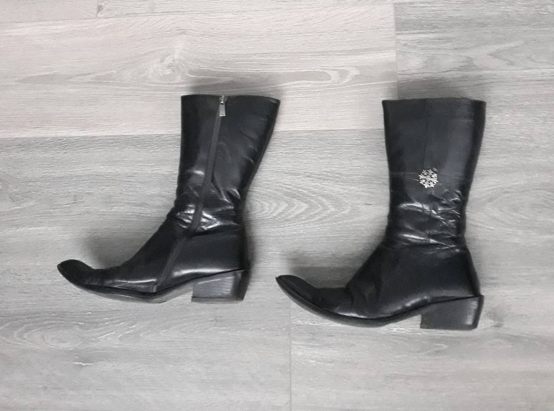 Vintage Schwarze Mid Calf Leder Stiefel Winter Damen Chunky Ferse Kuhmädchen Stiefel 37 Eu Größe von SandyVintageBoutique