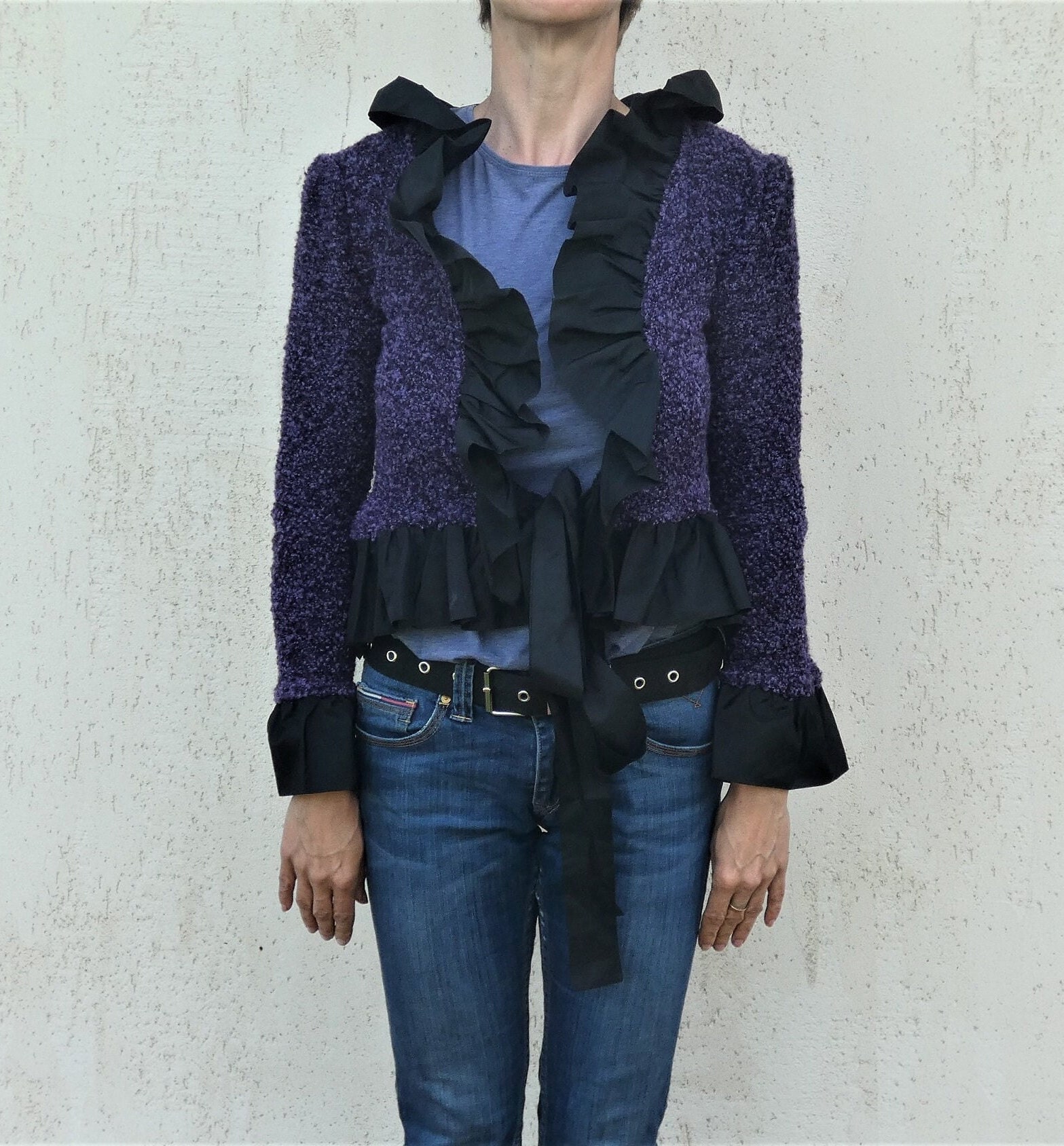 Vintage Strick Lila Schwarze Frauen Jacke/Rüschen Wolle Cardigan Größe Medium Hergestellt in Italien von SandyVintageBoutique