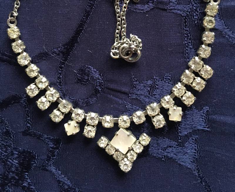 Jahrgang Strass & Perlmutt 16-Zoll-Kette Jahrgang Strass & Perlmutt 16-Zoll-Kette von SandysOneOfAKindShop