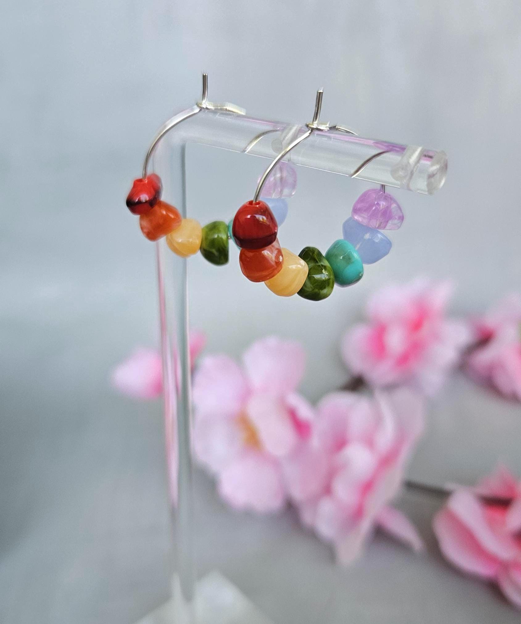 Chakra Ohrringe Aus Naturstein | 2, 0 cm Creolen Heilsteinschmuck - Boho & Handgemacht von SandysWelt25