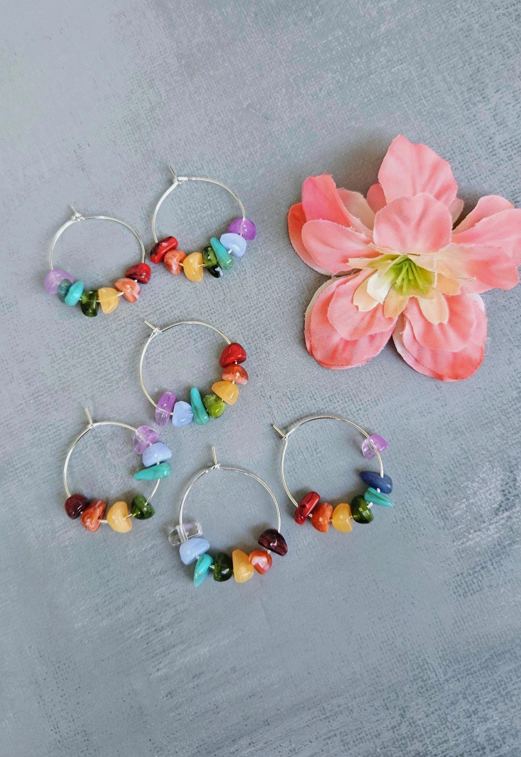 Chakra Ohrringe Aus Naturstein | 2, 5 cm Creolen Heilsteinschmuck - Boho & Handgemacht von SandysWelt25