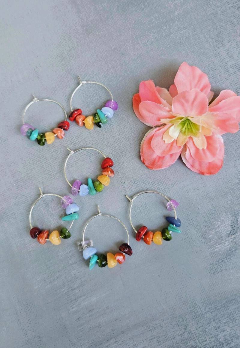 Chakra Ohrringe Aus Naturstein | 2, 5 cm Creolen Heilsteinschmuck - Boho & Handgemacht von SandysWelt25