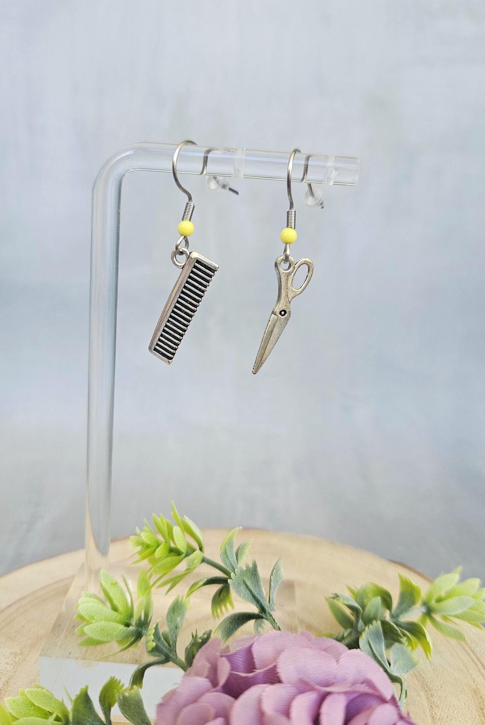 Ohrringe Mit Kamm & Schere | Friseur Schmuck Geschenkidee Hairstylist Silberfarben - Handgemacht von SandysWelt25