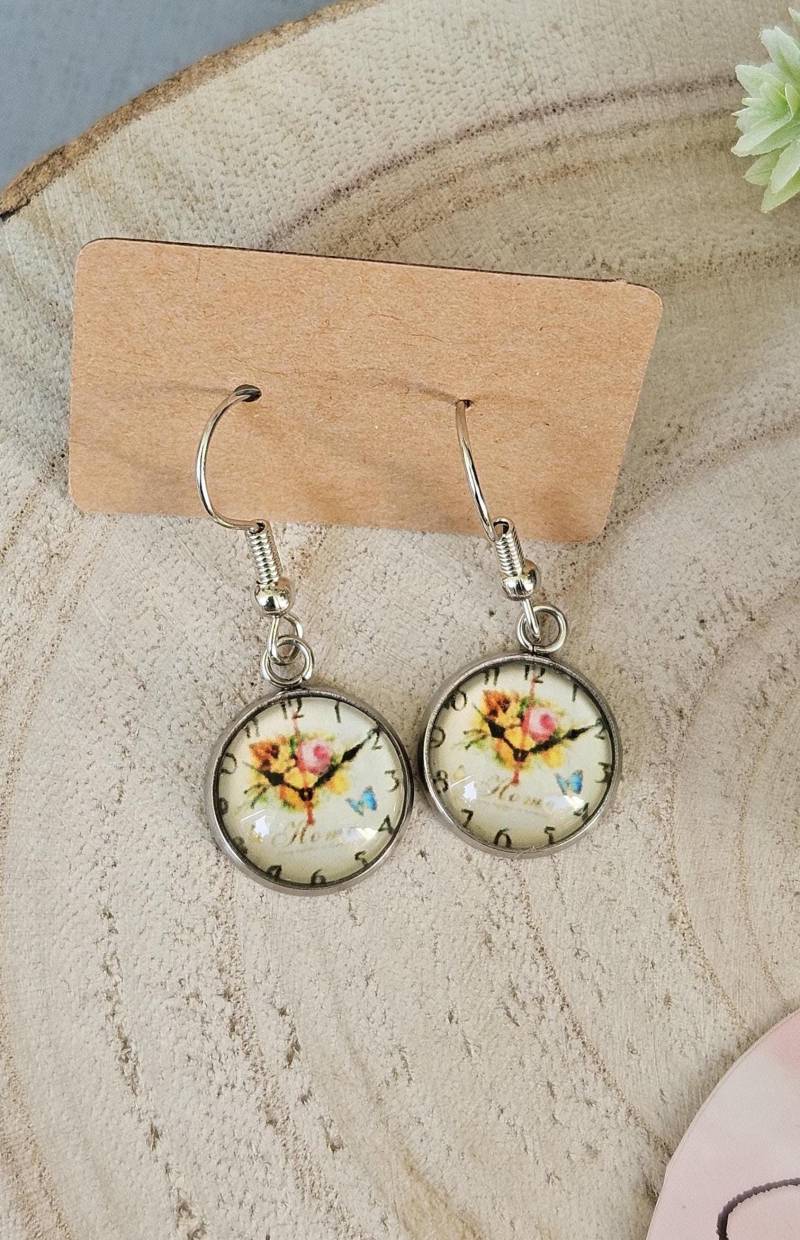 Ohrringe Uhr - Süße Ohrhänger Mit Uhrmotiv Ohrringe Uhr - Süße Ohrhänger Mit Uhrmotiv von SandysWelt25