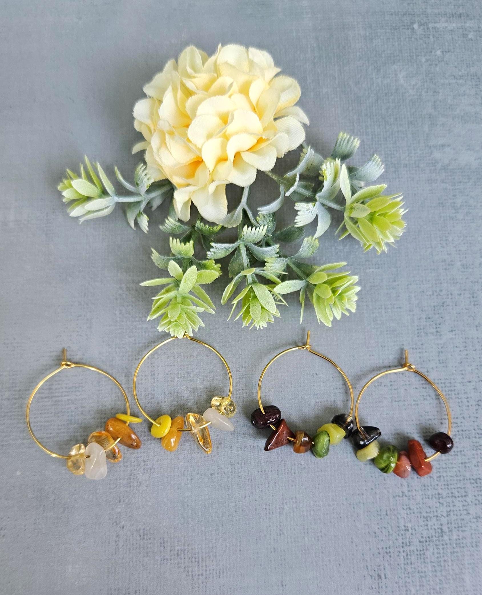 Süße Creolen Aus Naturstein 2, 5 cm - Handgemachte Ohrringe | Geschenkidee Für Frauen Boho Schmuck Unikat Handmade Süße Creolen Aus Naturstein 2, 5 cm - Handgemachte Ohrringe | Geschenkidee Für Frauen Boho Schmuck Unikat Handmade von SandysWelt25