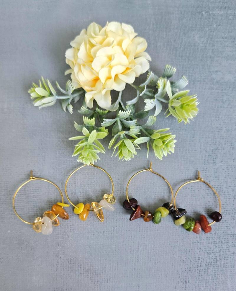 Süße Creolen Aus Naturstein 2, 5 cm - Handgemachte Ohrringe | Geschenkidee Für Frauen Boho Schmuck Unikat Handmade Süße Creolen Aus Naturstein 2, 5 cm - Handgemachte Ohrringe | Geschenkidee Für Frauen Boho Schmuck Unikat Handmade von SandysWelt25