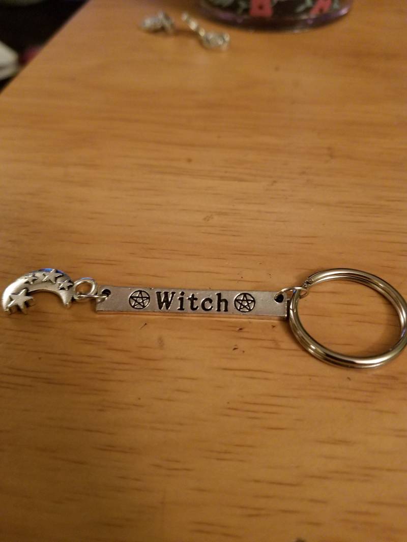 Schlüsselanhänger Mit Dem Wort Hexe Und Einem Mond Stern Charm Wicca von Sandyscraftingkorner