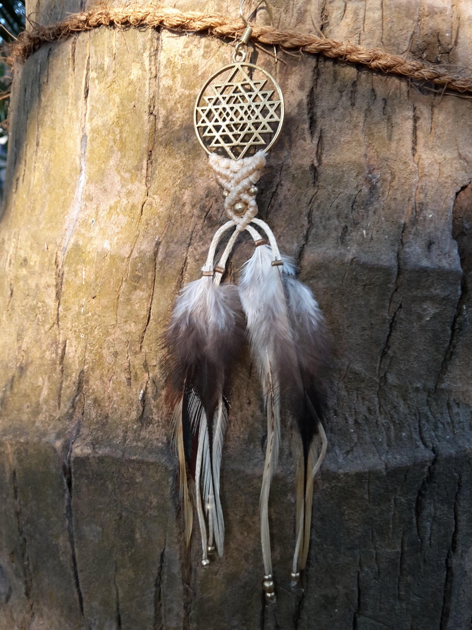 Makramee Ohrring Mandala Sri Yantra Mit Federn Psy Goa Ethno Boho Nomad Festival Braun Natur Symbol Spirit Ohrhänger Schmuck Messing Makramee Ohrring Mandala Sri Yantra Mit Federn Psy Goa Ethno Boho Nomad Festival Braun Natur Symbol Spirit Ohrhänger Schmuck Messing von SangmoLa