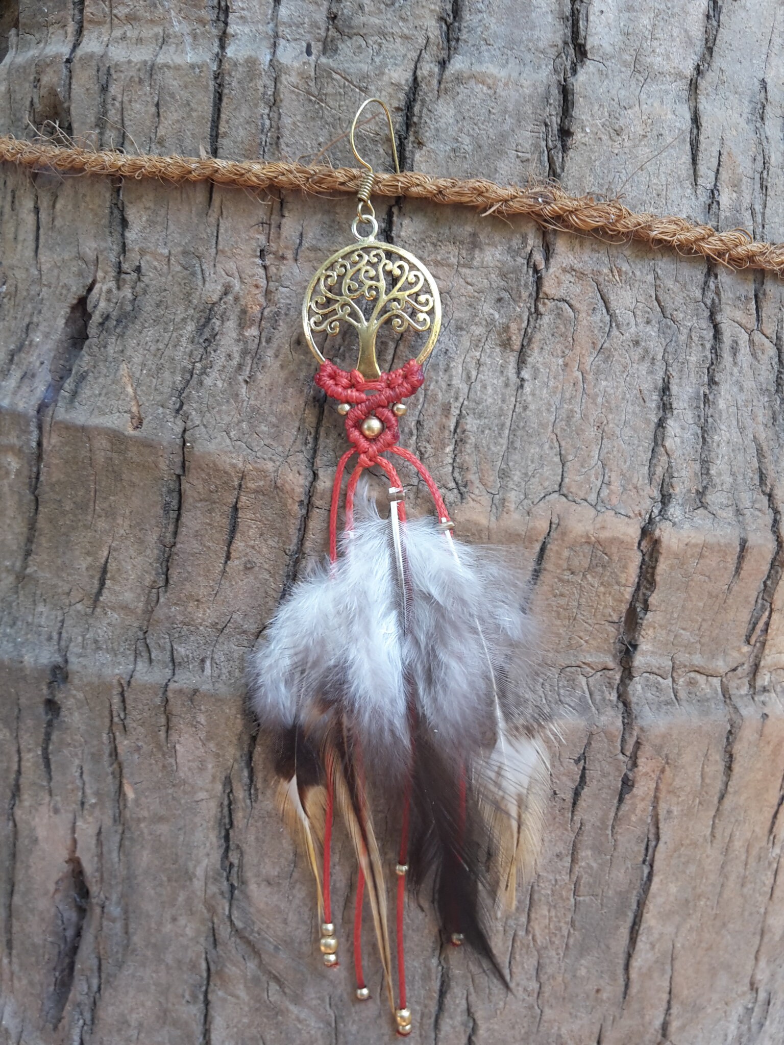 Makramee Ohrschmuck Baum Mit Federn Psy Goa Ethno Boho Nomad Festival Rot Grün Symbol Spirit Ohrhänger Schmuck Messing Lebensbaum Makramee Ohrschmuck Baum Mit Federn Psy Goa Ethno Boho Nomad Festival Rot Grün Symbol Spirit Ohrhänger Schmuck Messing Lebensbaum von SangmoLa