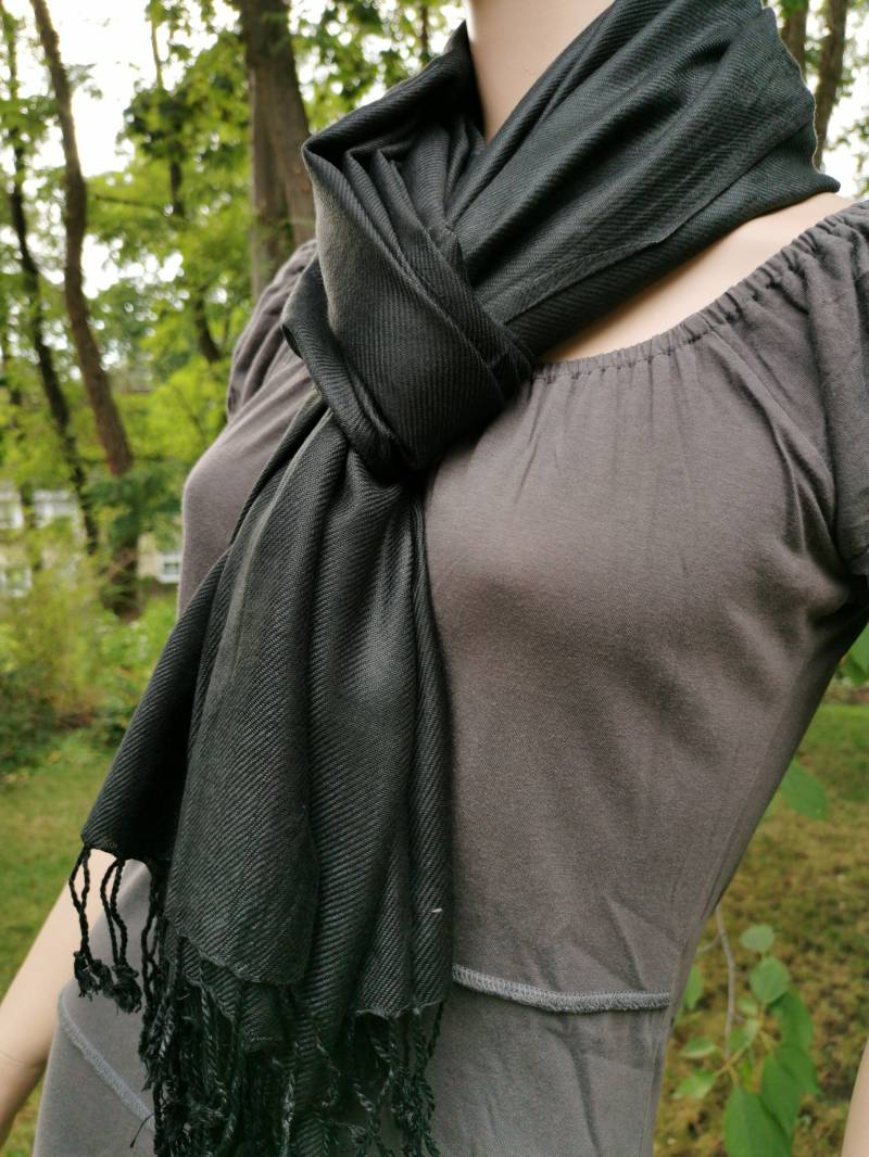 Schal Tuch Aus Viskose Weich Fließend Schwarz Ethno Boho Mit Fransen von SangmoLa
