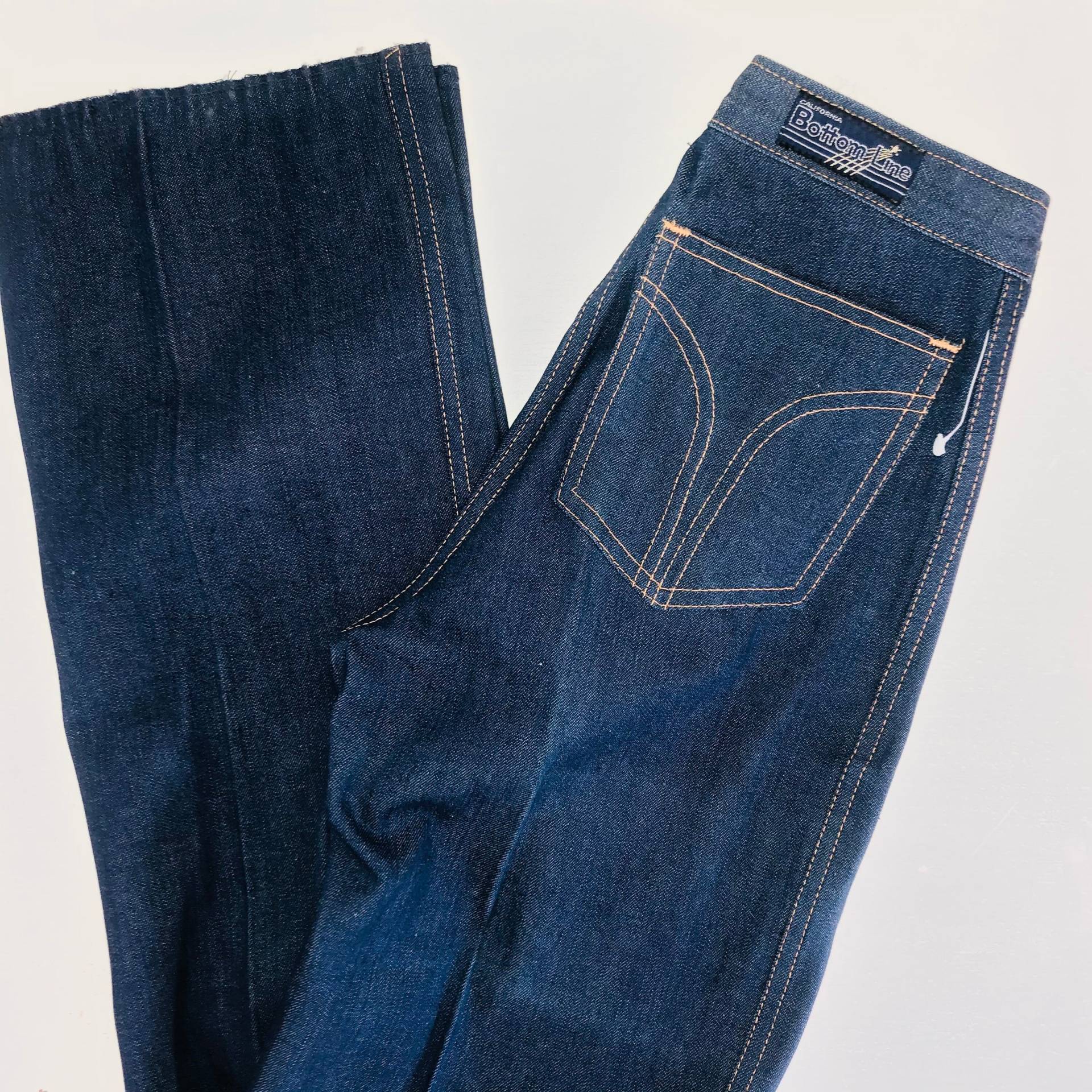 70Er Vintage Jugend Jeans, 24 Taille, 80Er Jahre Mädchen High Waist Straight Leg Dark Wash Indigo Entspannt Workwear Jeans X 34 von SangreDeCristoVTG