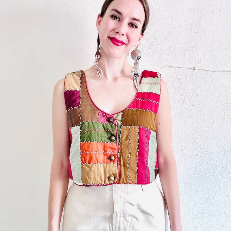Crazy Quilt Seide Weste, Groß, Vintage Antike Patchwork Patch Hand Bestickt Abgeschnitten Rot Braun Boho Gestepptes Hippie Crop Top von SangreDeCristoVTG