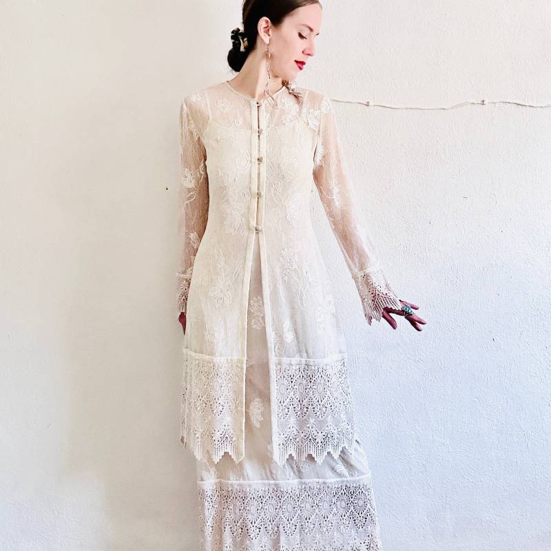 Sue Wong Hochzeitskleid Set, Größe Small, 90Er Jahre Vintage Häkeln Boho Hippie Elfenbein Weiß Spitze Floral Mesh Mantel Duster Jacke Set Sue Wong Hochzeitskleid Set, Größe Small, 90Er Jahre Vintage Häkeln Boho Hippie Elfenbein Weiß Spitze Floral Mesh Mantel Duster Jacke Set von SangreDeCristoVTG