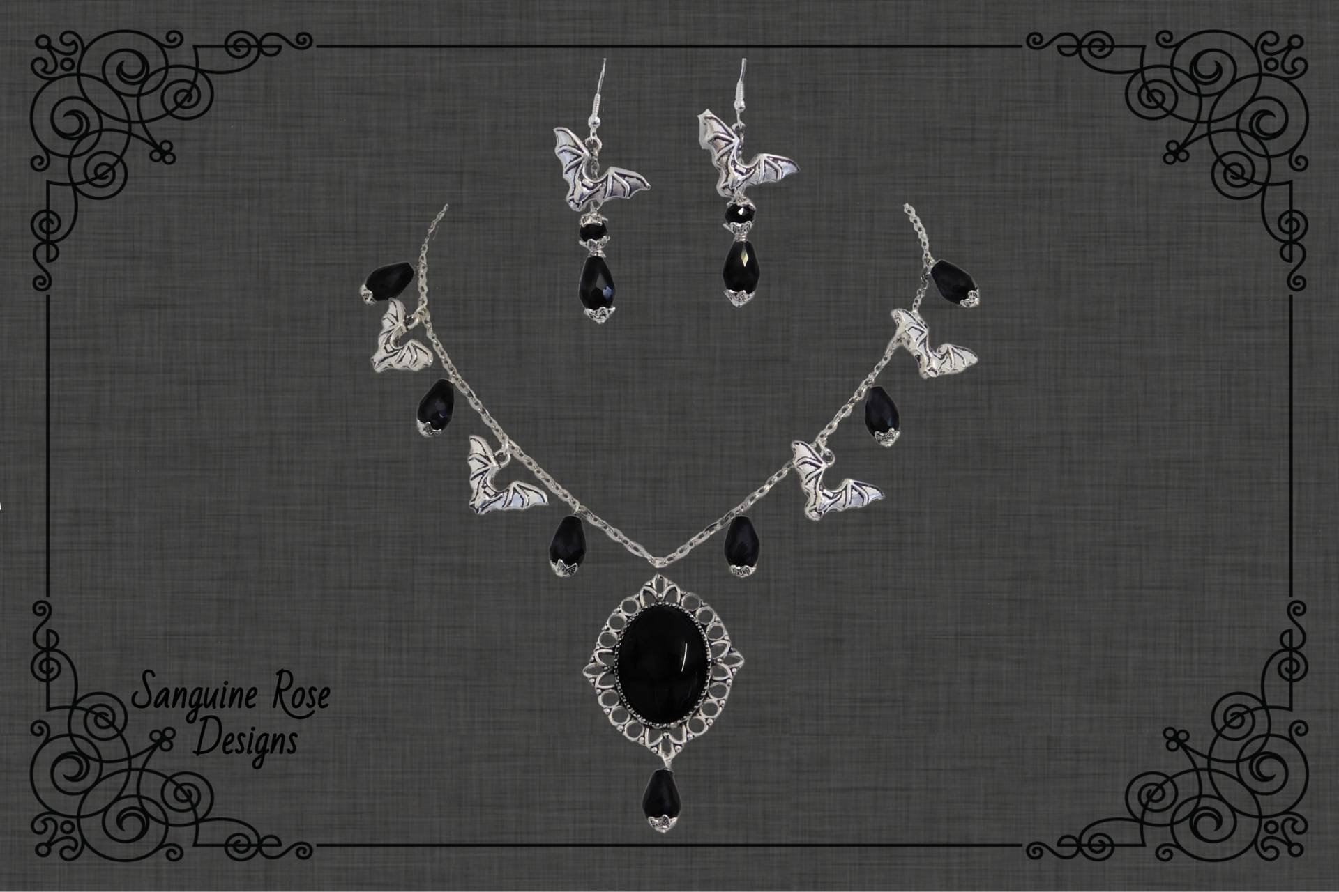 Fledermaus Halskette Ohrringe Set, Schwarze Perlen Schmuck Gothic Halloween Schmuck, Verstellbar von SanguineRoseDesigns