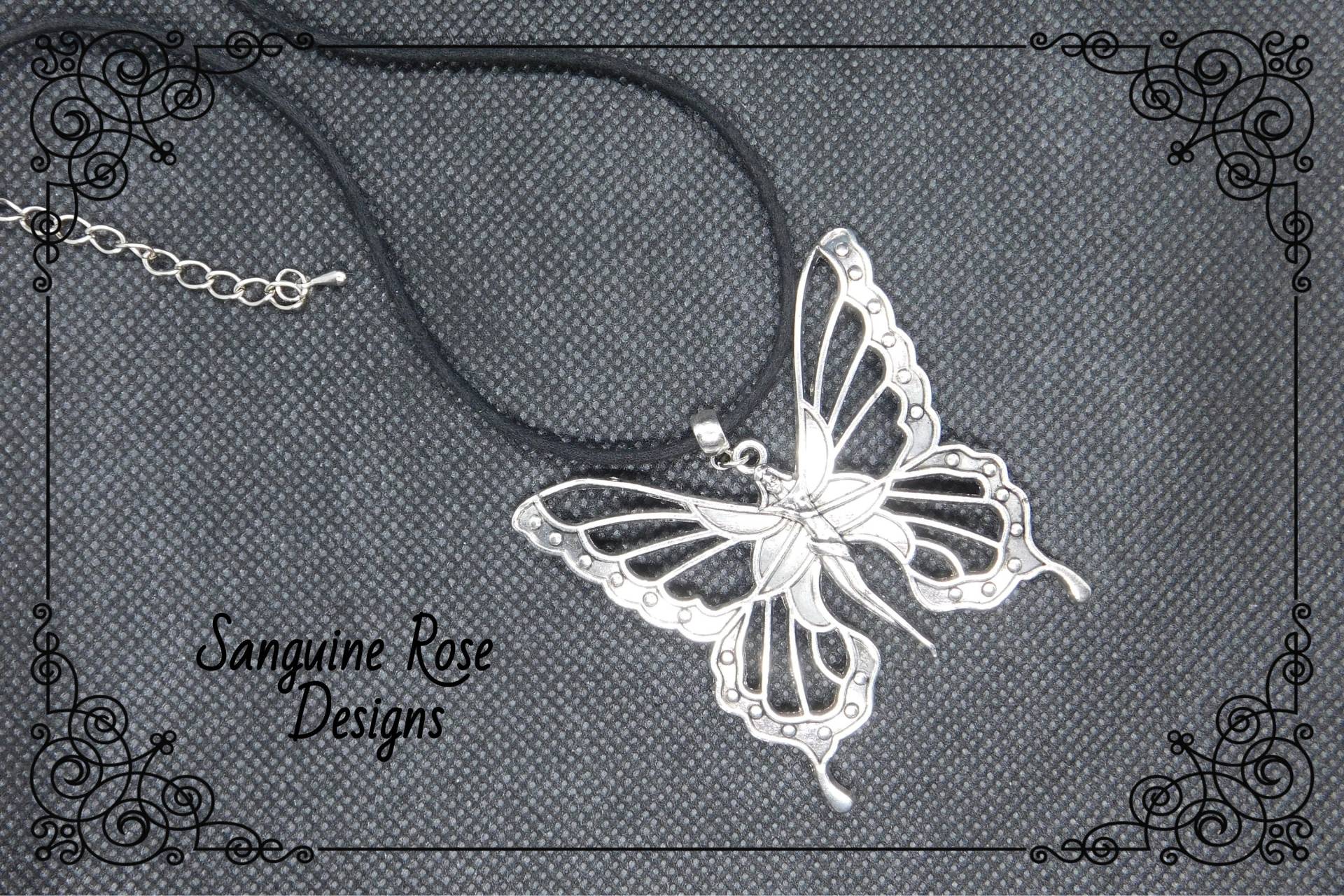 Goddess Butterfly Statement Schwarzer Samt-Anhänger, Pagan Wicca Schmetterlings-Göttin-Schwarz-Halskette, Handgemacht, Verstellbar von SanguineRoseDesigns