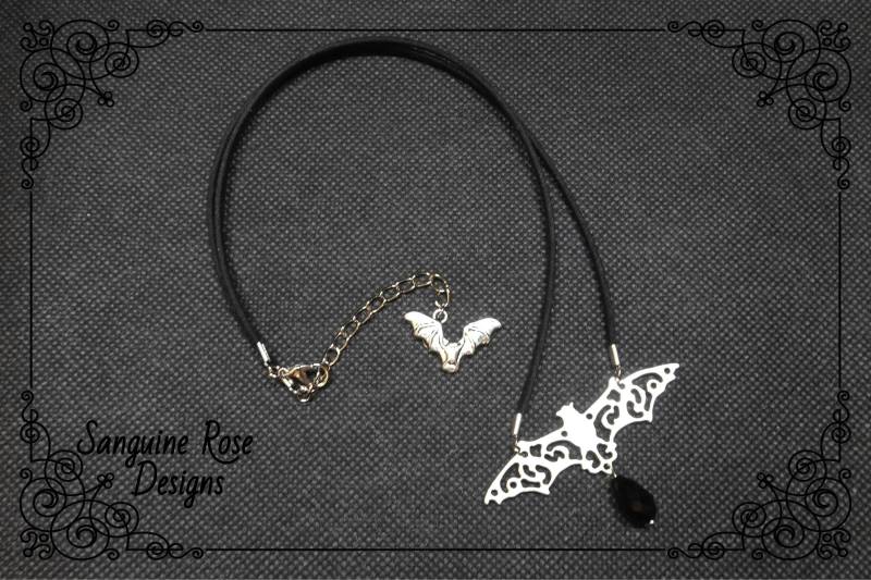Gothic Fledermaus Anhänger Halskette, Silber Anhänger, Schwarze Samt Kordel von SanguineRoseDesigns