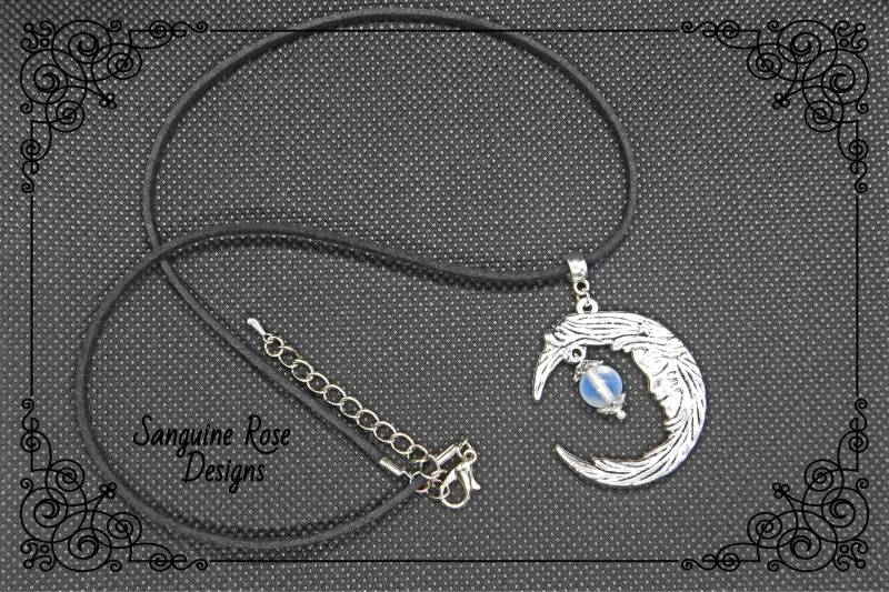 Mondstein Halbmond Halskette, Schwarzer Samt Anhänger, Wicca Pagan Schmuck von SanguineRoseDesigns