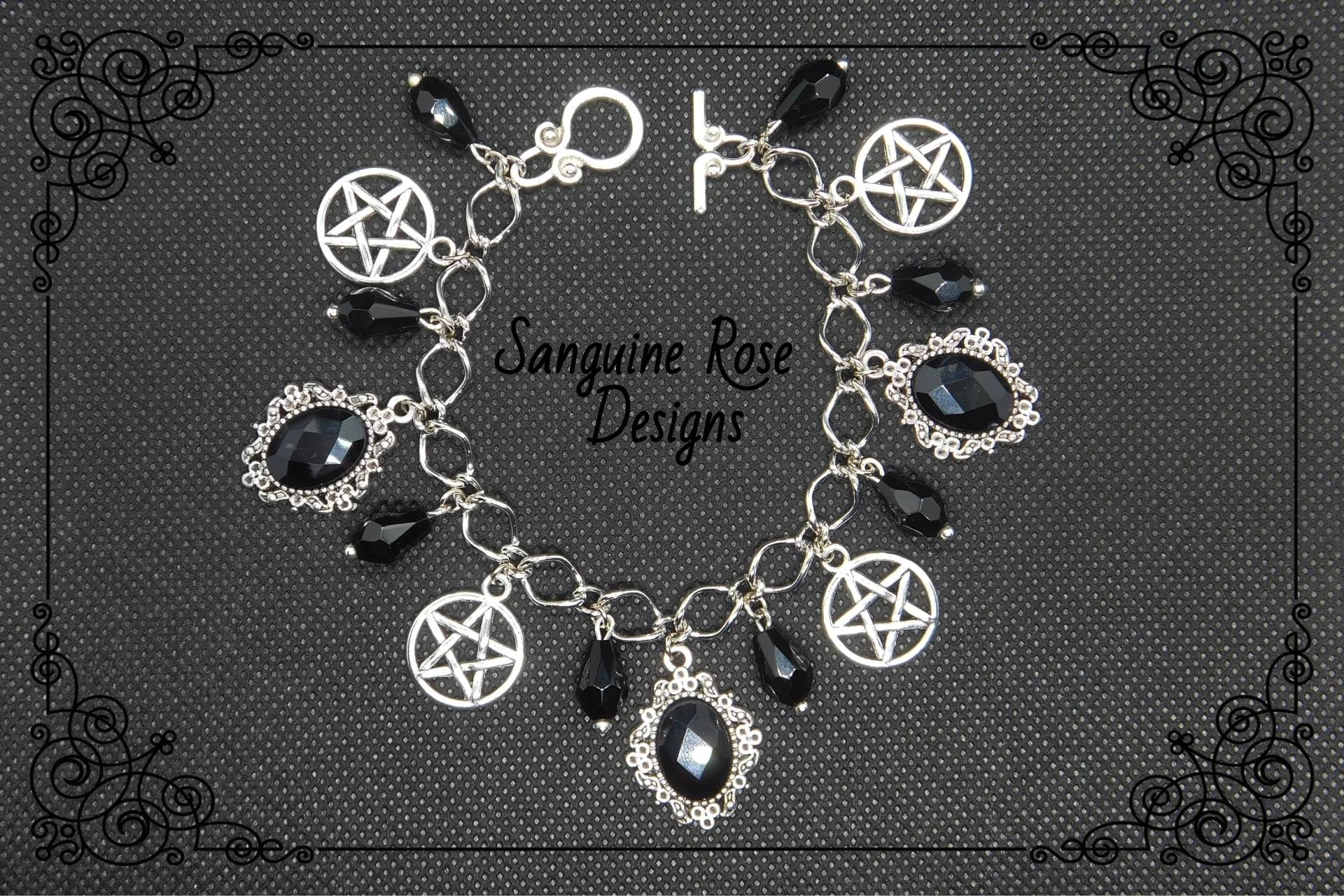 Pentagramm Schwarz Gothic Armband, Schwarze Perlen Pentagramm Bettelarmband, Gothic Pagan Bettelarmband von SanguineRoseDesigns