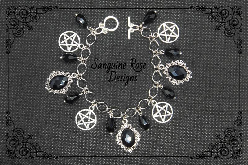 Pentagramm Schwarz Gothic Armband, Schwarze Perlen Pentagramm Bettelarmband, Gothic Pagan Bettelarmband von SanguineRoseDesigns