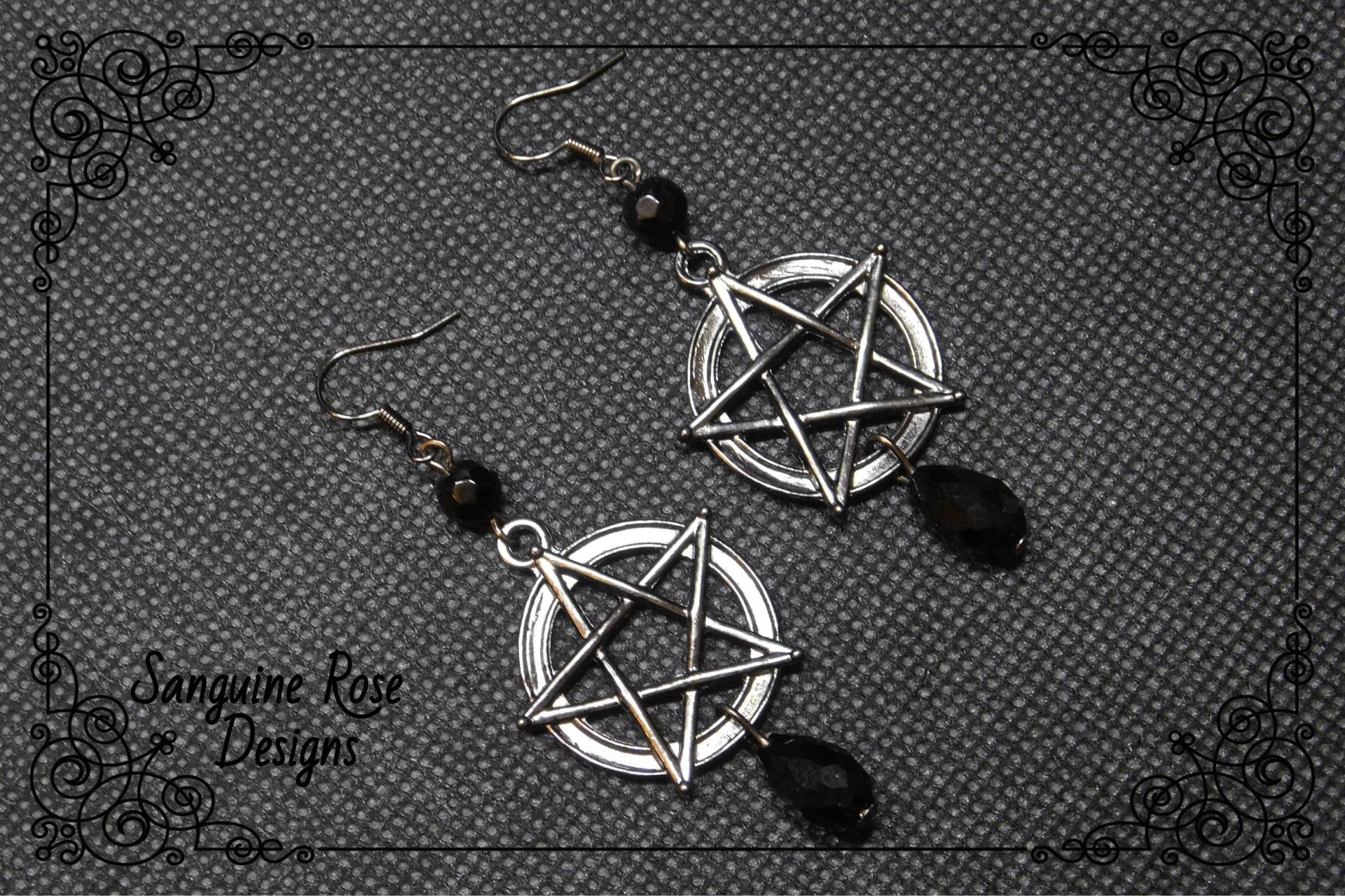 Rotguss Pentagramm Ohrringe, Gothic Perlenschmuck von SanguineRoseDesigns