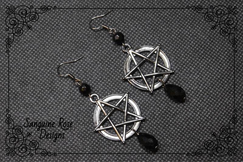 Rotguss Pentagramm Ohrringe, Gothic Perlenschmuck von SanguineRoseDesigns