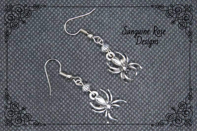 Spider Charm Ohrringe, Gothic Spinne Ohrringe, Baumeln Tropfen Silber Charms von SanguineRoseDesigns