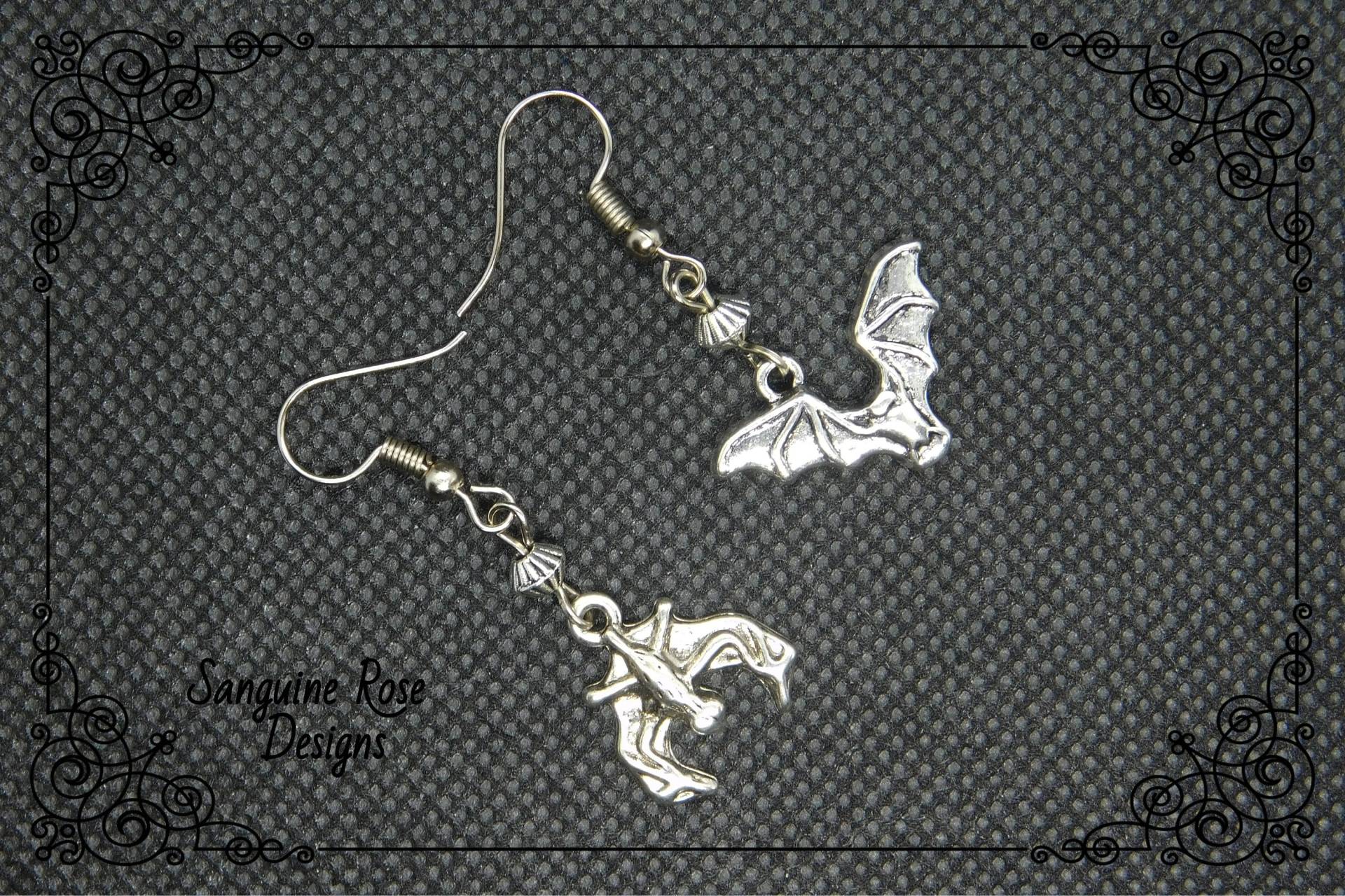 Ungerade Fledermaus Ohrringe, Silber Durchbohrt Oder Clip Auf Gothic Baumeln Ohrringe von SanguineRoseDesigns