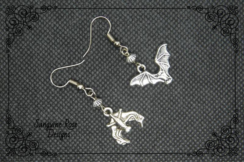 Ungerade Fledermaus Ohrringe, Silber Durchbohrt Oder Clip Auf Gothic Baumeln Ohrringe von SanguineRoseDesigns
