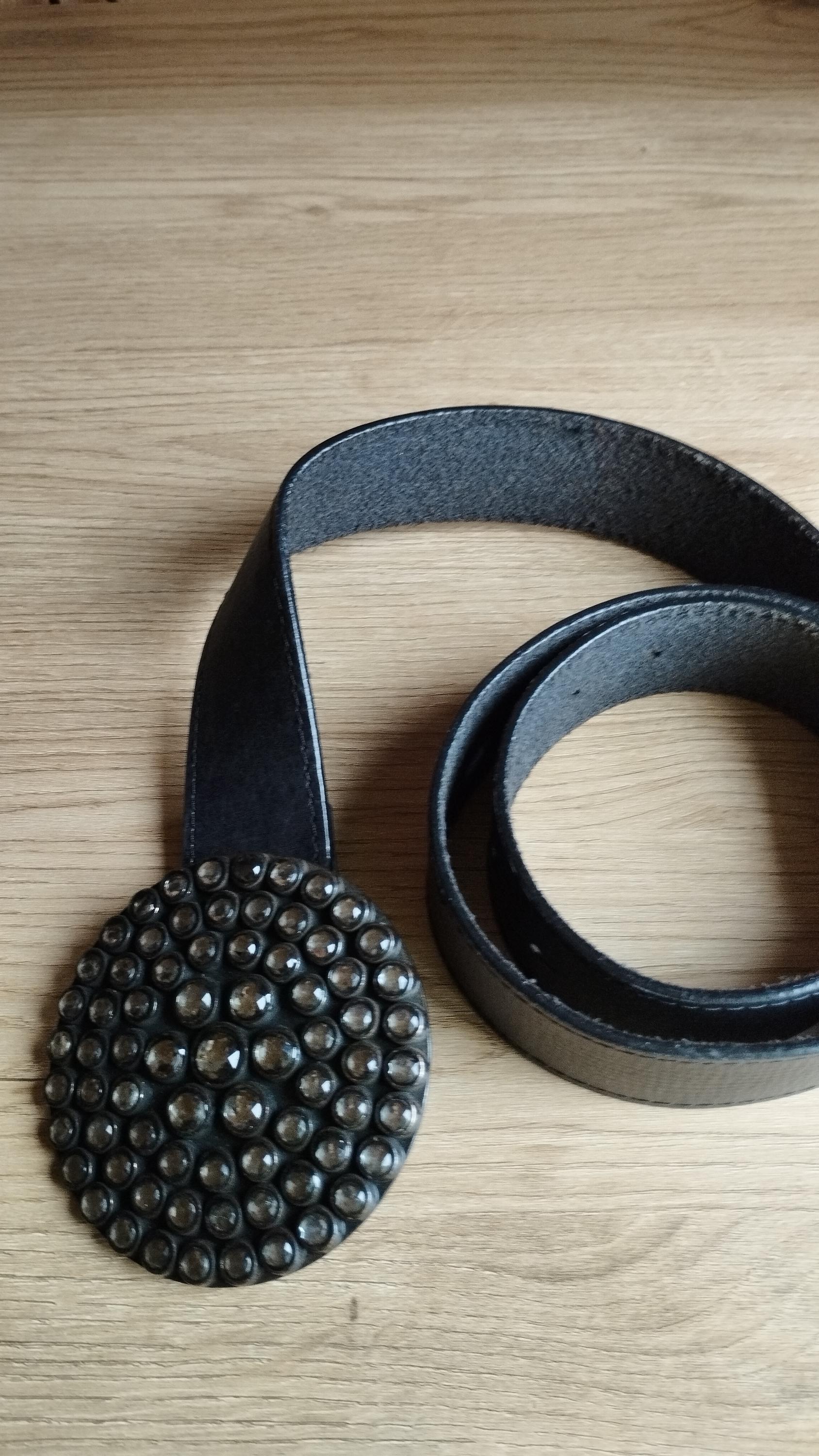 Reduziert Damengürtel/100% Echter Ledergürtel Schwarzer Festival-Gürtel Große Metallschnalle Mit Weißen Glasperlen Made in India von SanittasVintage