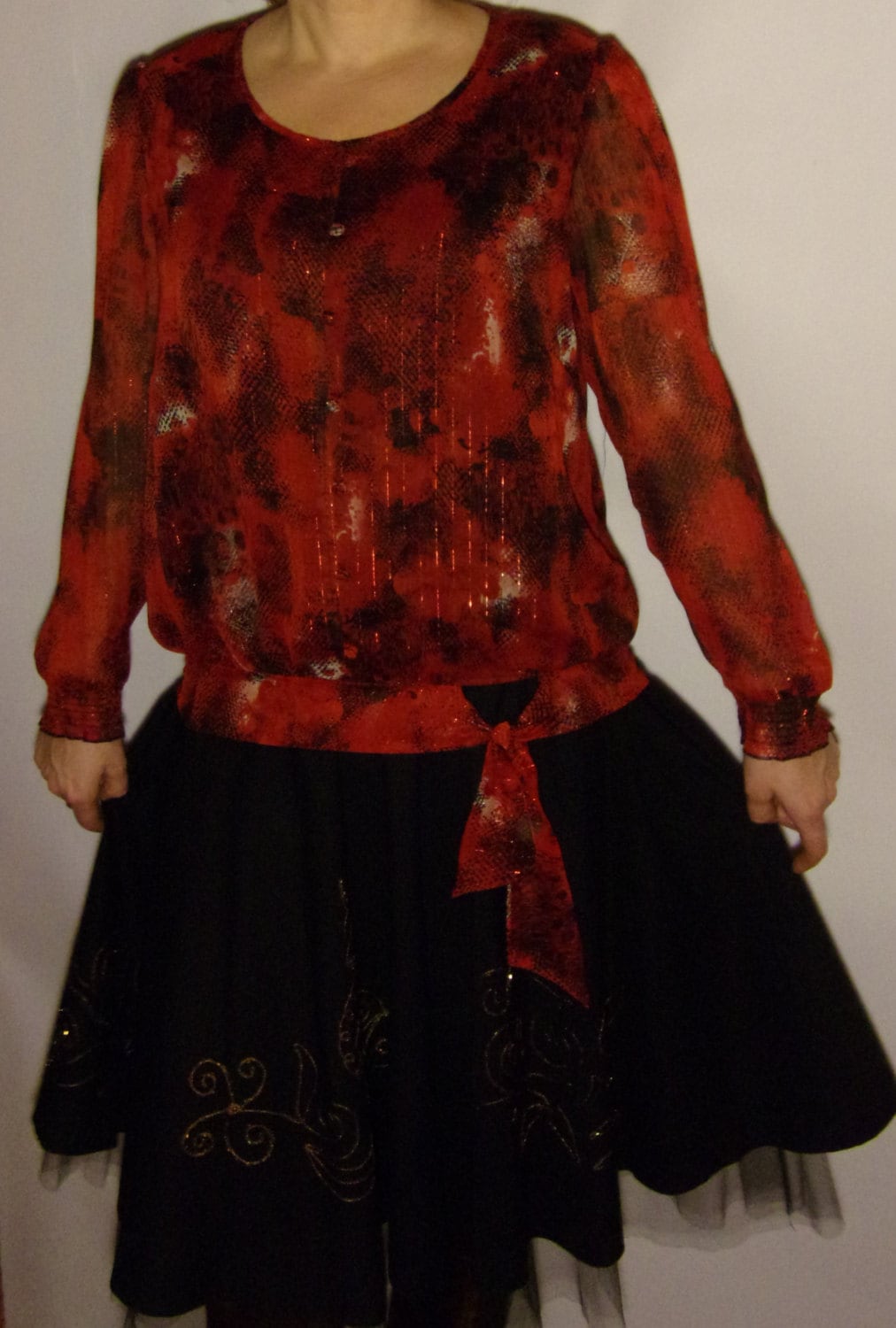 Vintage 80Er Bluse/ Elegante Party Weinrot Weiß Schwarz/ Lange Ärmel/ Glänzende Nähte/ Mit Futter/ Größe M von SanittasVintage