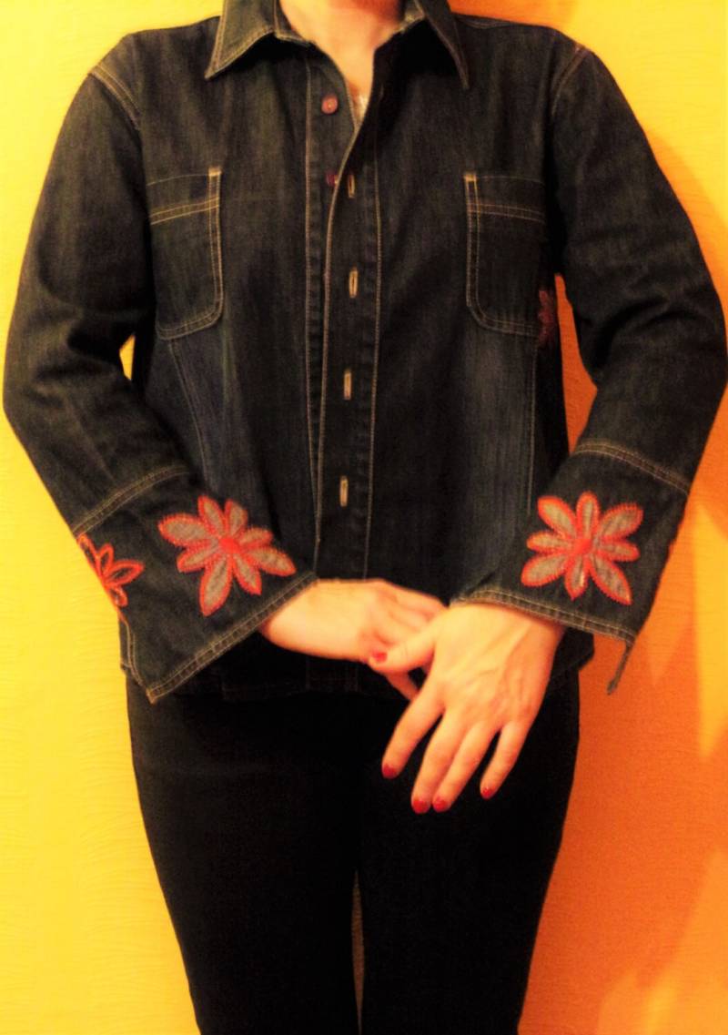 Vintage 80Er Jahre Damen Jeansjacke Blaue Jacke Mit Roter Blume Bootcut Hände Lange Ärmel Ausgezeichneter Zustand Größe - M L von SanittasVintage