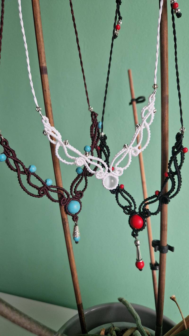 Makrameekette. Handgemacht. Einzigartig. Makramee-Halsketten Mit Mondstein Und Türkis Makrameekette. Handgemacht. Einzigartig. Makramee-Halsketten Mit Mondstein Und Türkis von Sanlif