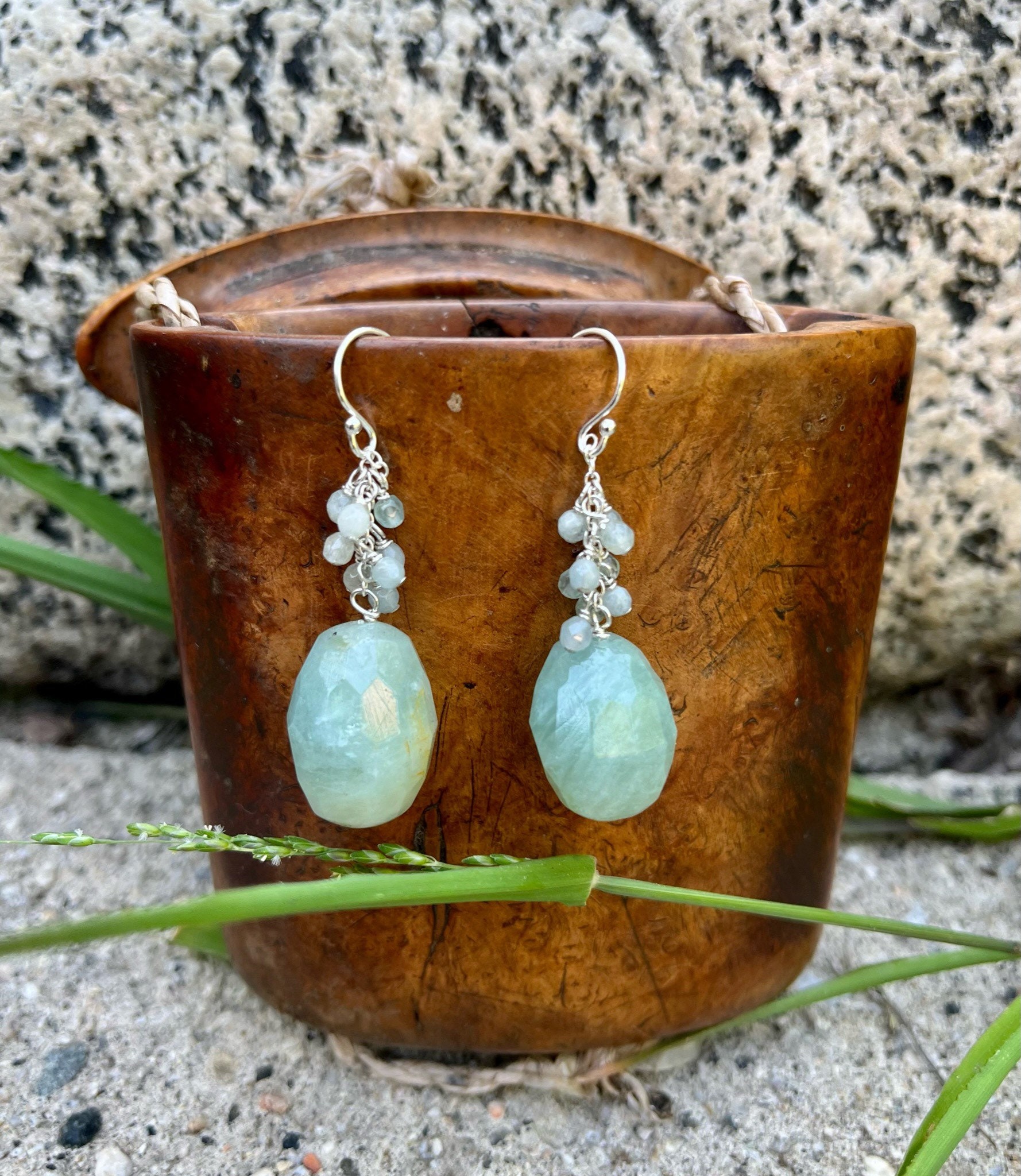 Aquamarin Ohrringe, Halbedelstein Aquamarin, März Geburtsstein, Tropfen Mit Facettierten Mini Cluster Ohrringe von SanniesJewelry