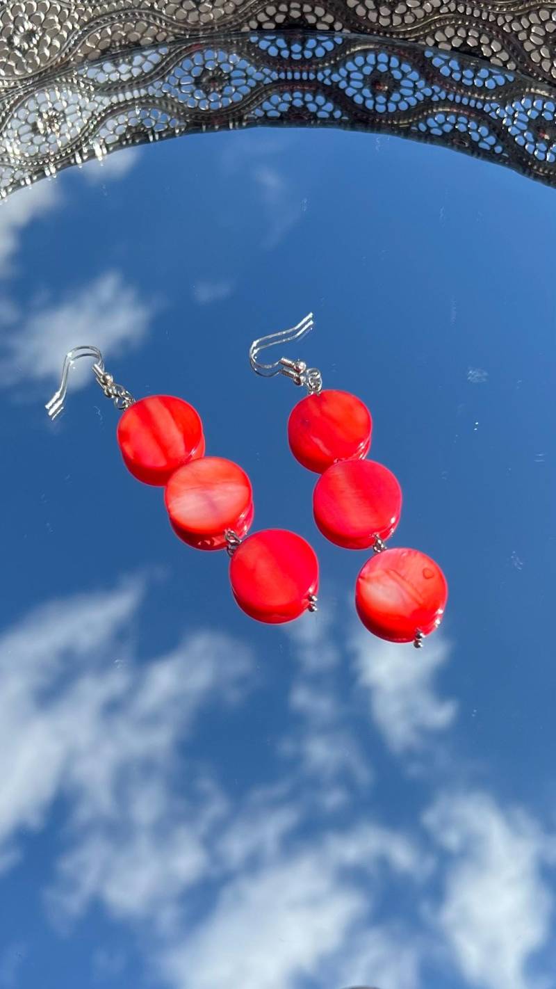 Sunset Drops - Handgemachtes Statement Ohrringe in Rot Mit Silbernen Steckern von SanoraHandmade
