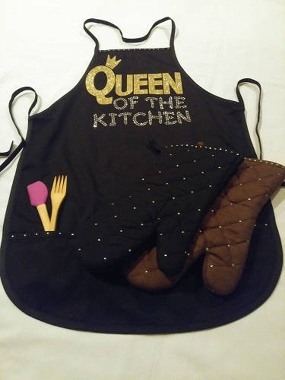 Kochschürze „Queen Of The Kitchen" Mit Strasssteinen Und Glitzer Verstellbarem Band Kochschürze „Queen Of The Kitchen" Mit Strasssteinen Und Glitzer Verstellbarem Band von SansBlingThings