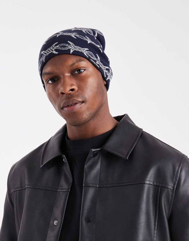 Santa Cruz - Gerippte Strickmütze in Blau mit Stacheldraht-Monogramm-Motiv von Santa Cruz