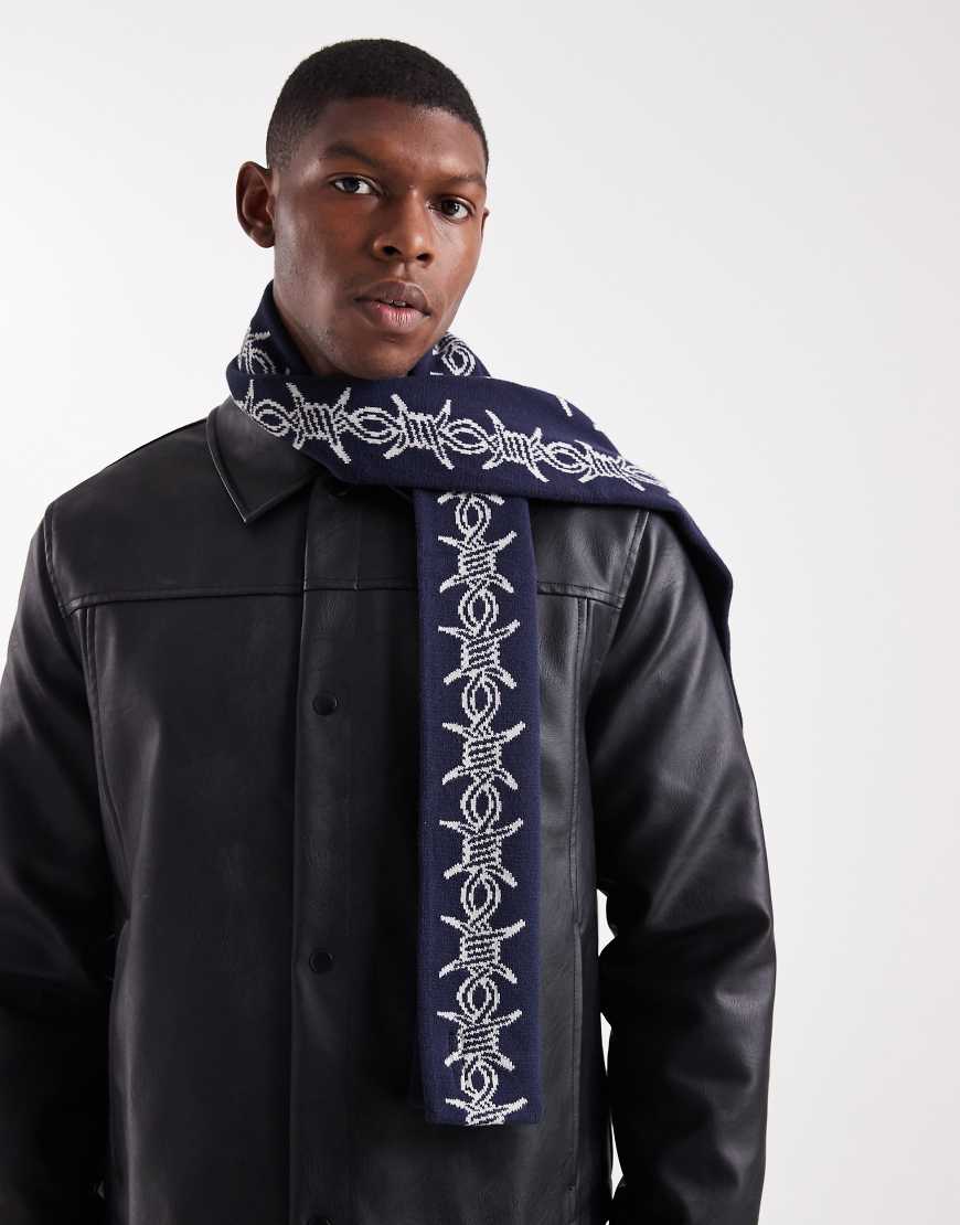 Santa Cruz - Gerippter Strickschal in Blau mit Stacheldraht-Monogramm-Motiv Santa Cruz - Gerippter Strickschal in Blau mit Stacheldraht-Monogramm-Motiv von Santa Cruz