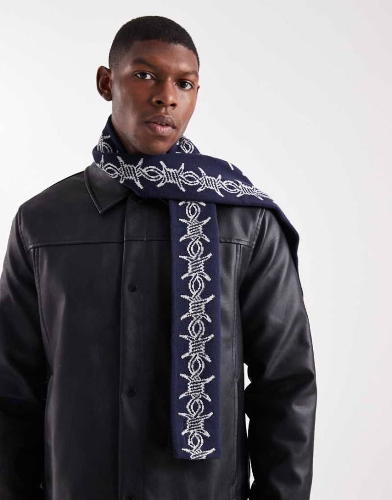 Santa Cruz - Gerippter Strickschal in Blau mit Stacheldraht-Monogramm-Motiv Santa Cruz - Gerippter Strickschal in Blau mit Stacheldraht-Monogramm-Motiv von Santa Cruz