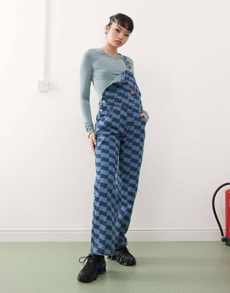 Santa Cruz - Jeans-Latzhose mit Logo und Schachbrettmuster in abgestimmten Blautönen von Santa Cruz