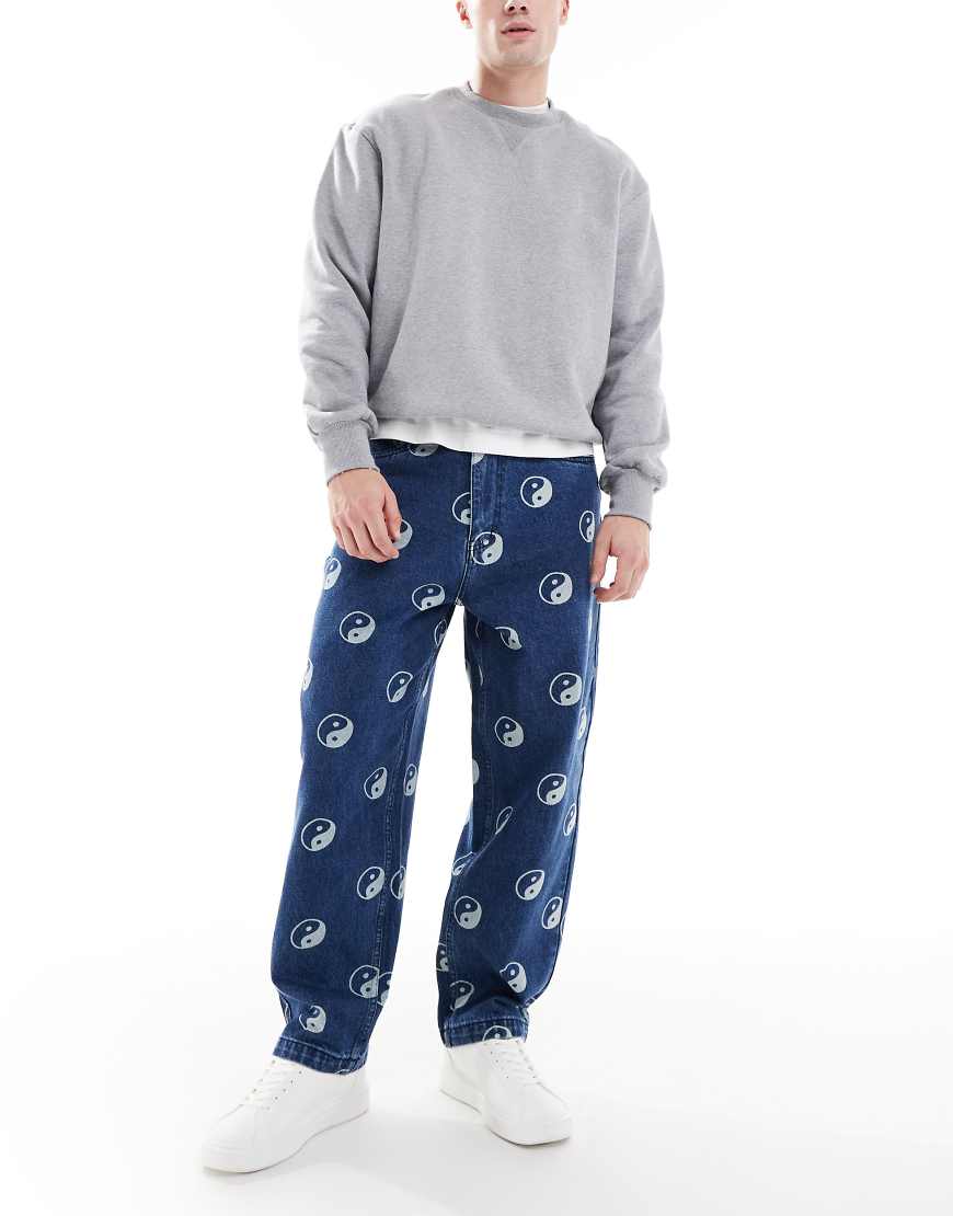 Santa Cruz - Weite Jeans in verwaschenem Mittelblau mit Yin-Yang-Monogramm-Muster von Santa Cruz