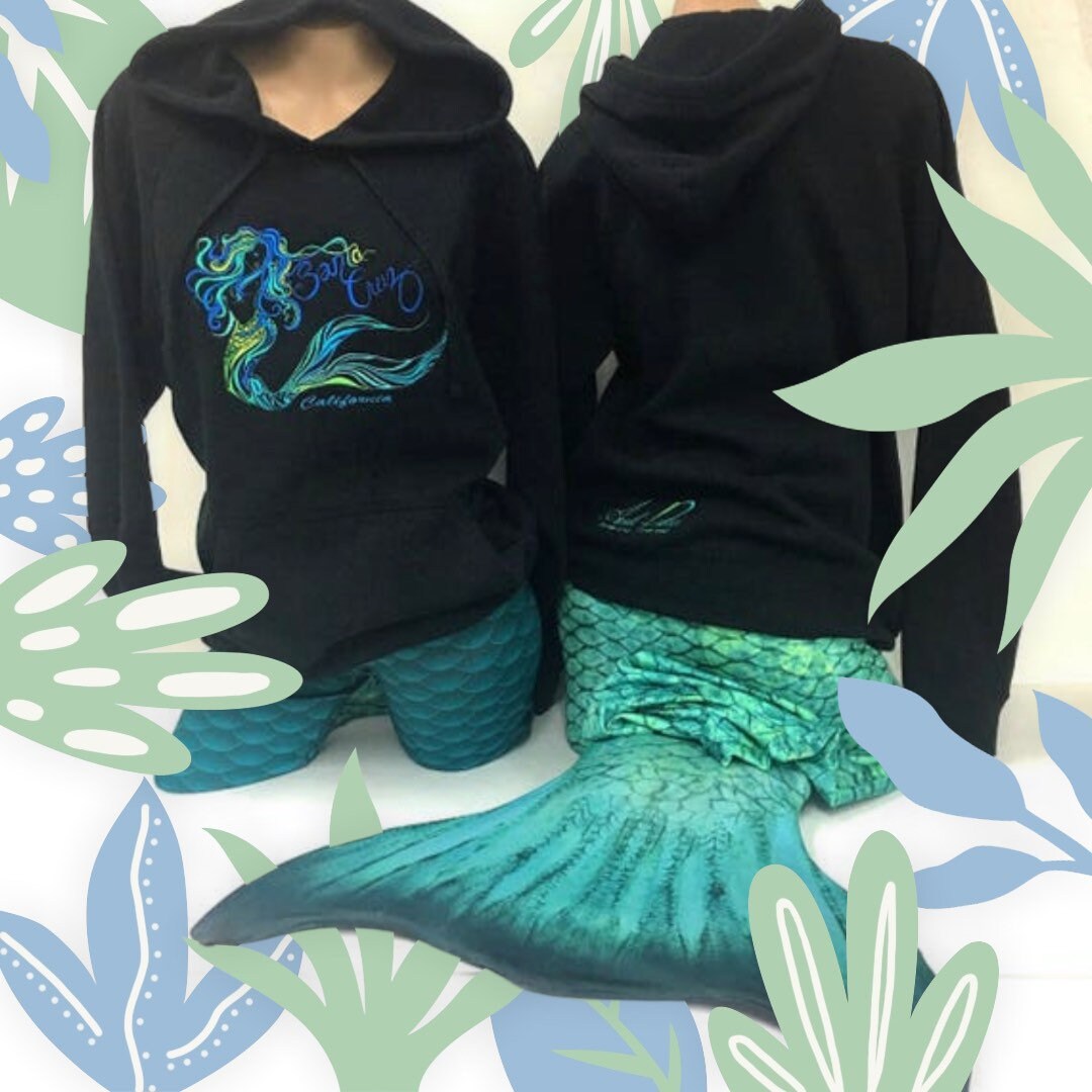 Mermaid Blue Sticken Schwarzer Kapuzenpullover Made in Santacruz von SantaCruzMermaidShop