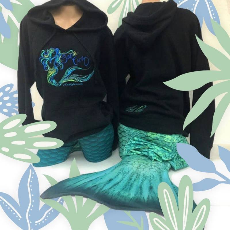 Mermaid Blue Sticken Schwarzer Kapuzenpullover Made in Santacruz Mermaid Blue Sticken Schwarzer Kapuzenpullover Made in Santacruz von SantaCruzMermaidShop