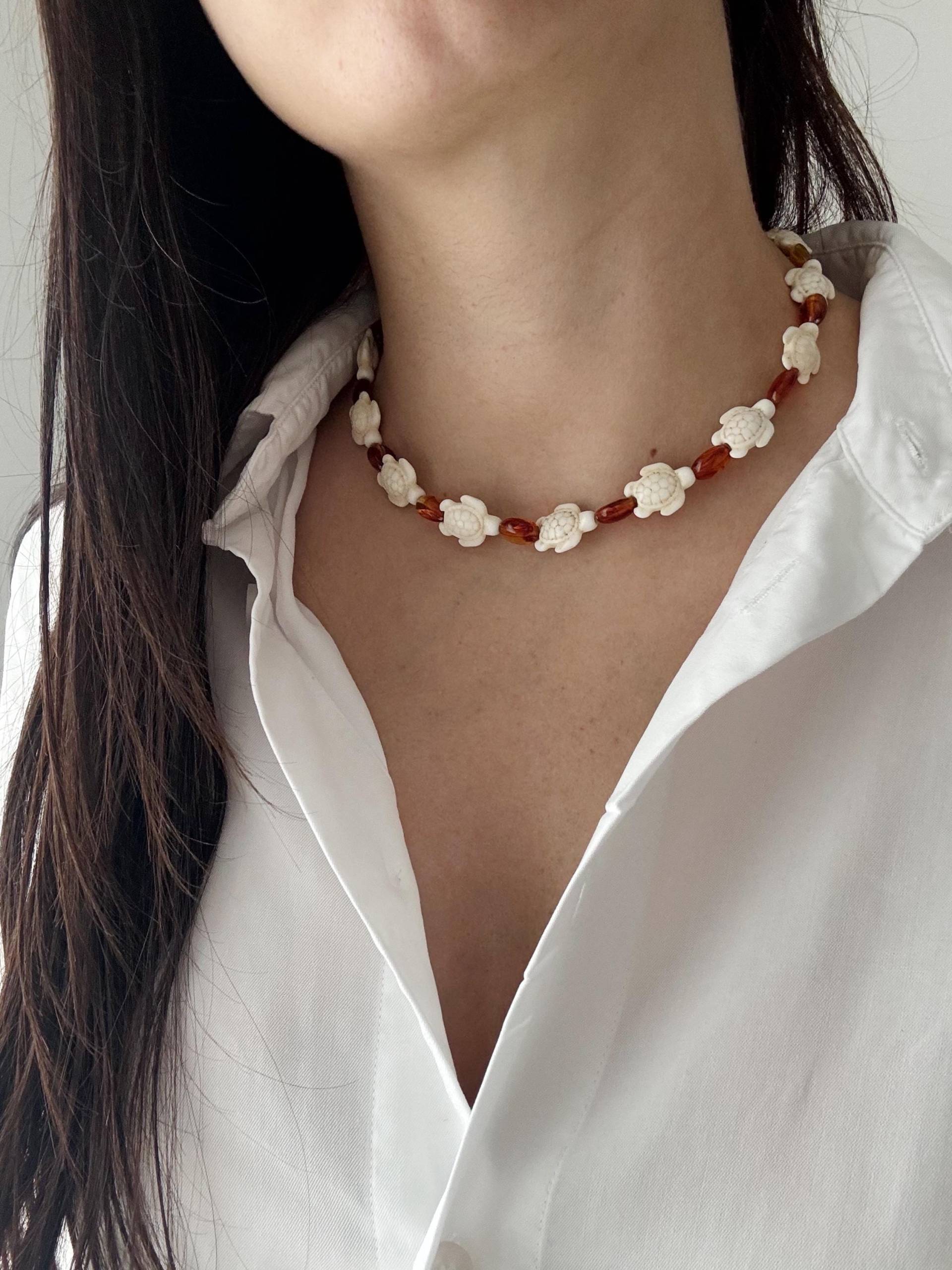 Bernstein Perlenkette Mit Weißen Schildkröten Perlen - Handgemachter Schmuck, Boho Kette, Vom Meer Inspiriertes Geschenk, Sommer Schmuck Für Sie Bernstein Perlenkette Mit Weißen Schildkröten Perlen - Handgemachter Schmuck, Boho Kette, Vom Meer Inspiriertes Geschenk, Sommer Schmuck Für Sie von SanteaStudio