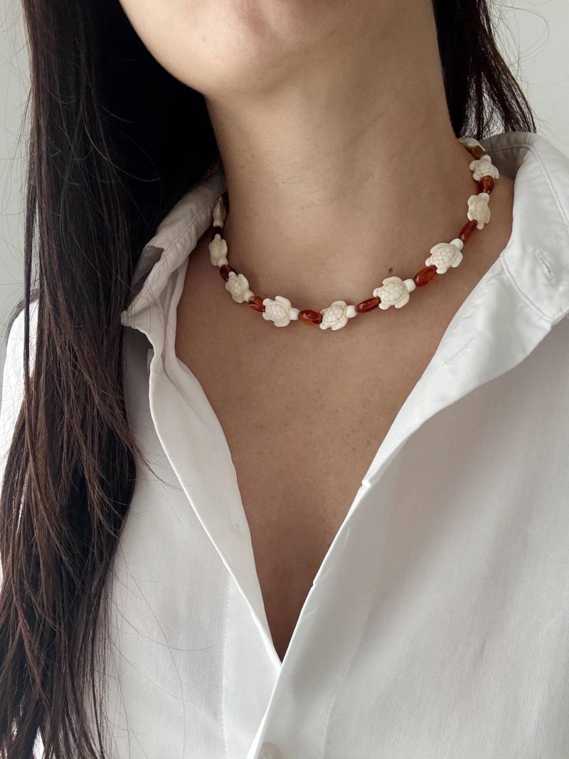 Bernstein Perlenkette Mit Weißen Schildkröten Perlen - Handgemachter Schmuck, Boho Kette, Vom Meer Inspiriertes Geschenk, Sommer Schmuck Für Sie von SanteaStudio