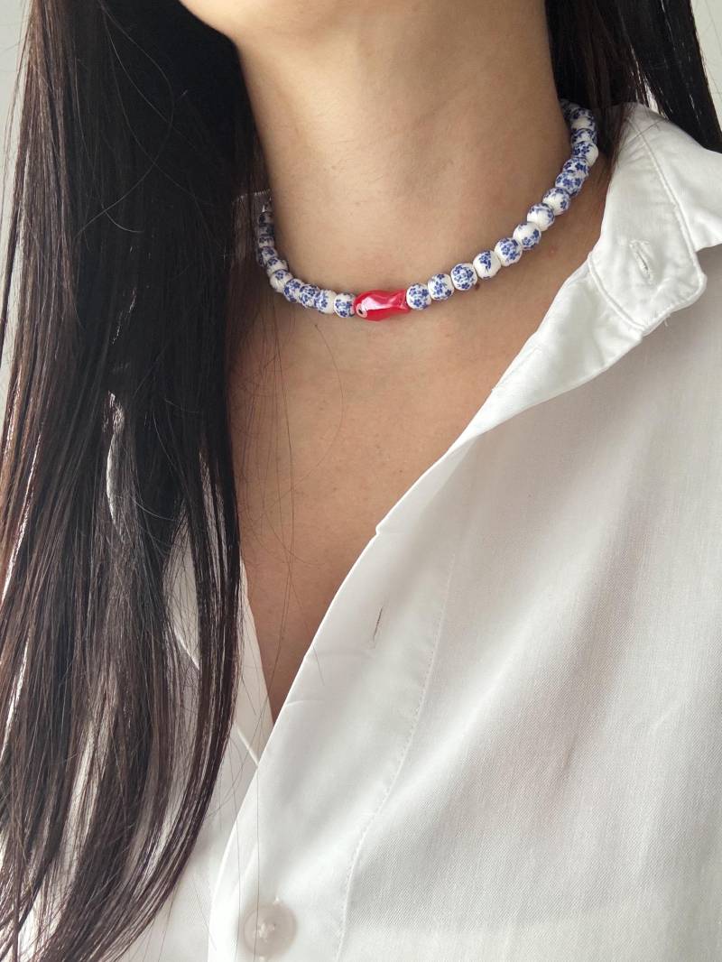 Blaue Blumen Keramikperlenkette Handgemachter Boho-Fisch-Anhänger Blaue Blumen Keramikperlenkette Handgemachter Boho-Fisch-Anhänger von SanteaStudio