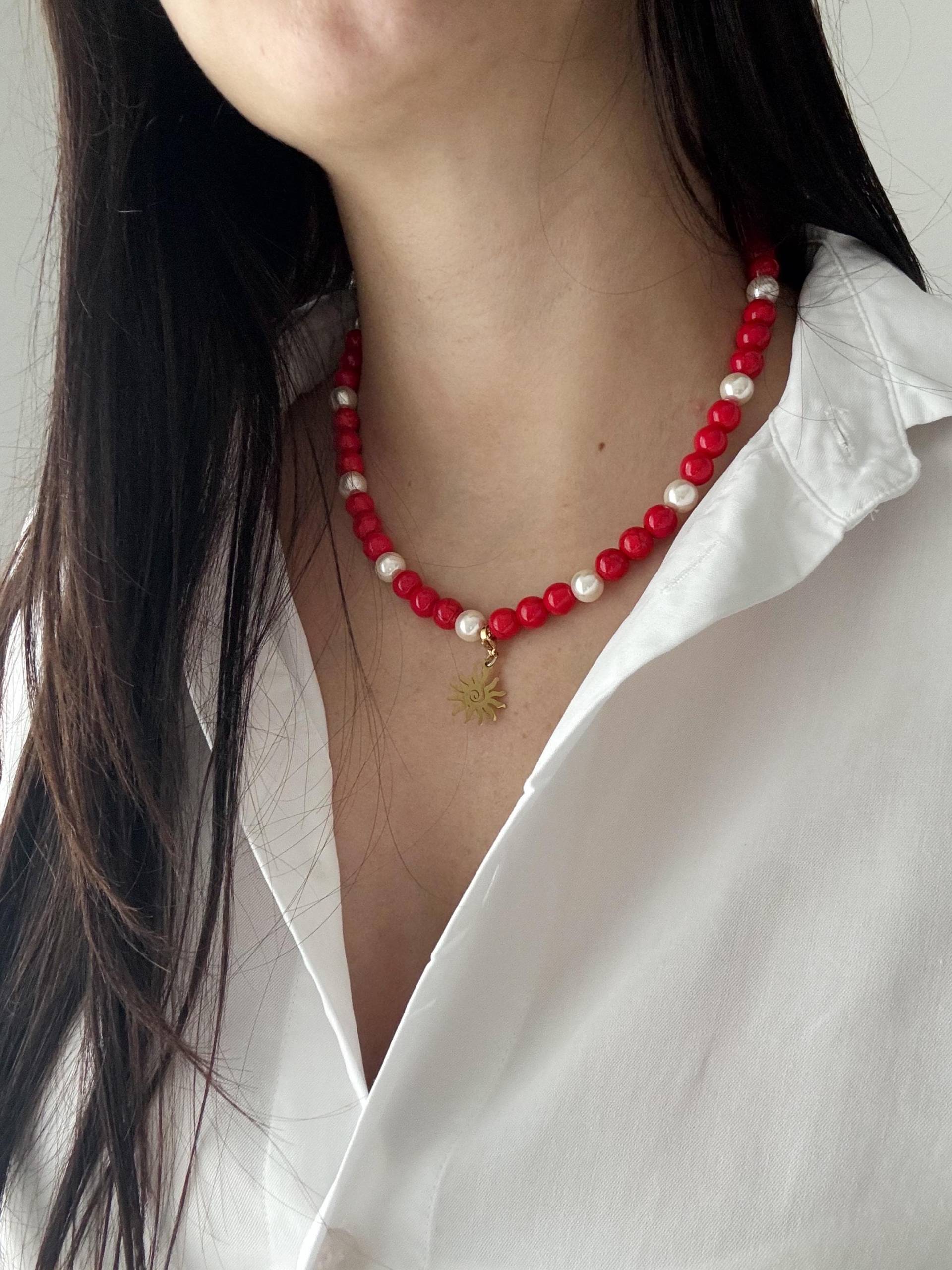 Handgefertigte Halskette Aus Rotem Jaspis Und Perlen Mit Sonnen-Anhänger - Heilender Kristallschmuck Handgefertigte Halskette Aus Rotem Jaspis Und Perlen Mit Sonnen-Anhänger - Heilender Kristallschmuck von SanteaStudio