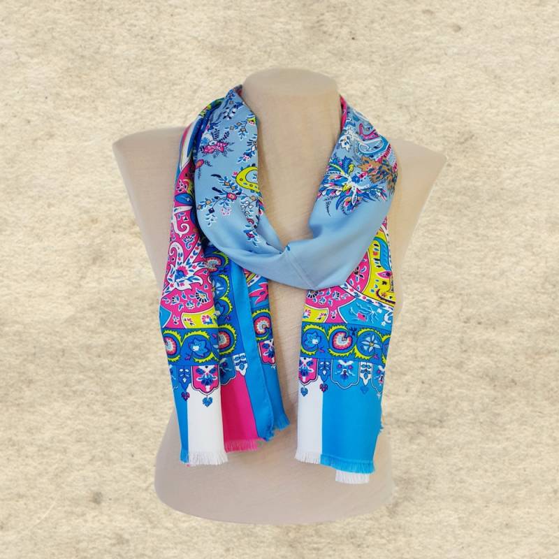 Blauer Paisley Satinschal Leichtes, Seidiges Modeaccessoire von SantiniStudio
